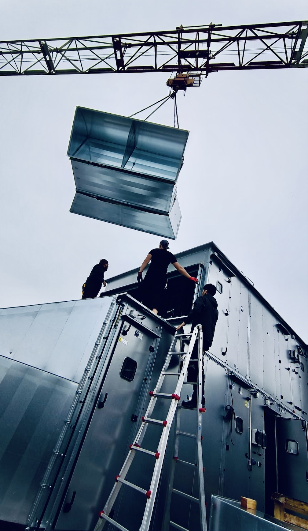 Montaż elementu dźwigiem