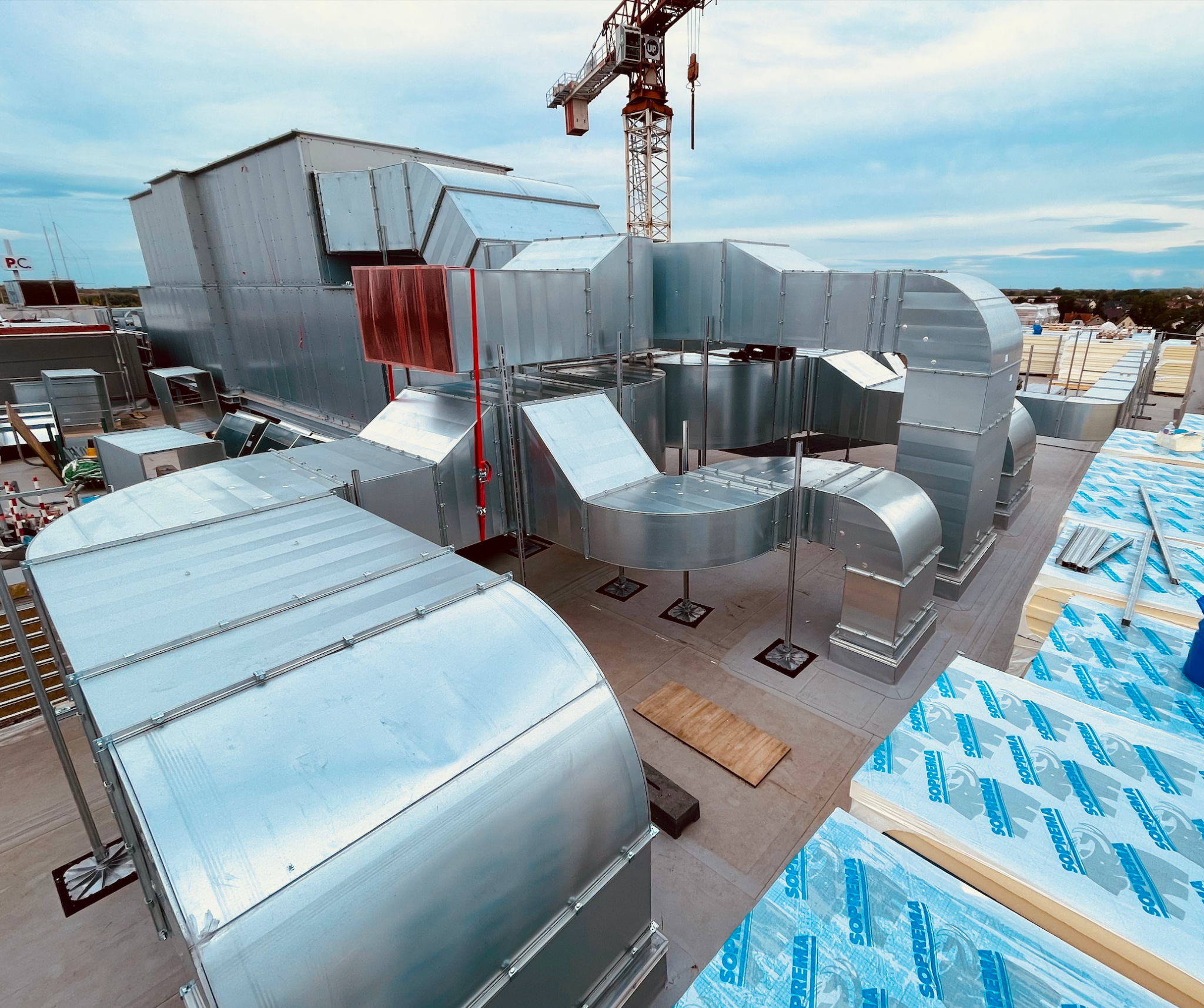 Duża centrala i kanały na dachu